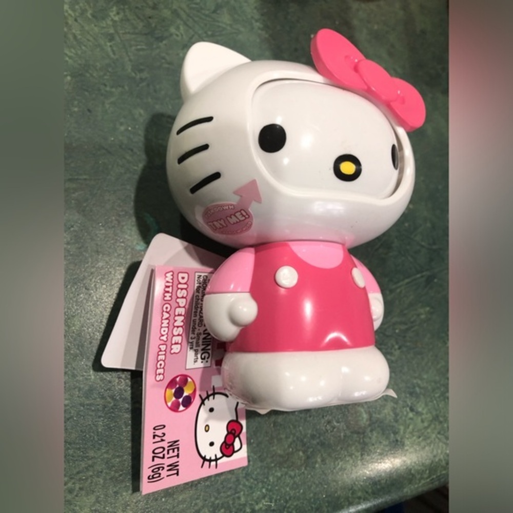 Hello Kitty adorable candy dispenser with‎ candy pieces new
